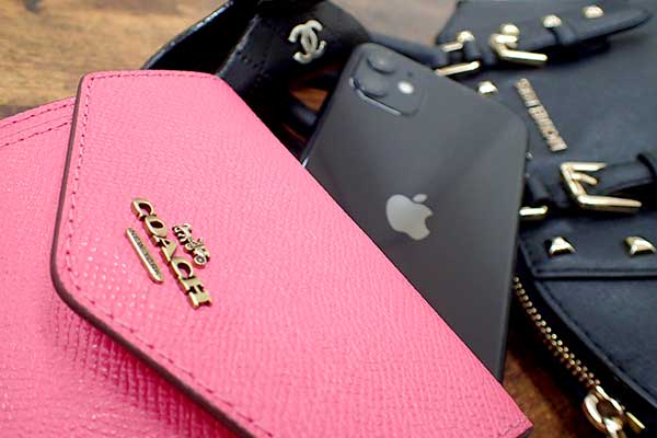 ブランドバッグと財布とスマートフォン